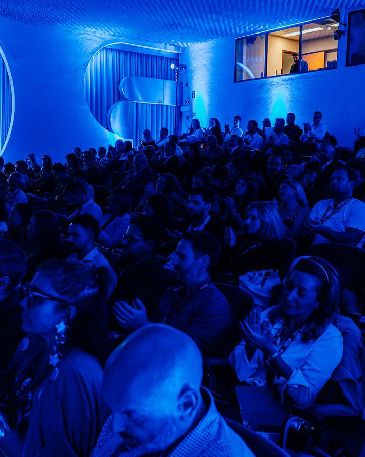 Sala cheia de participantes durante a 1.ª Conferência NEXT.MARKETING, em Outubro de 2025